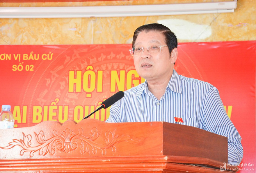 Đồng chí Phan Đình Trạc phát biểu tại buổi tiếp xúc cử tri