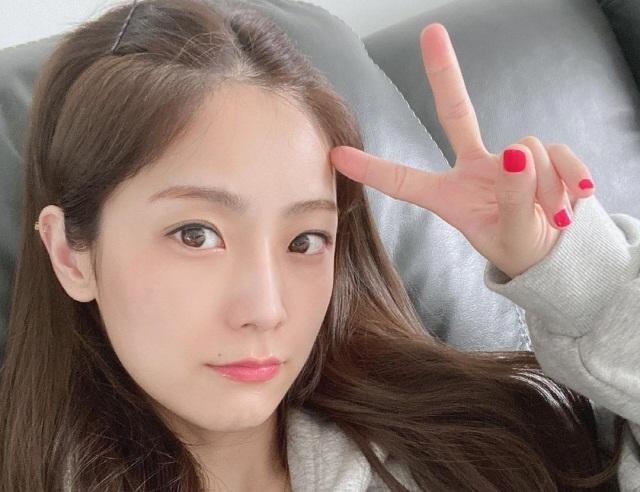 Soyul chụp ảnh cận mặt khoe làn da trắng tinh không tỳ vết khiến hội chị em ngưỡng mộ