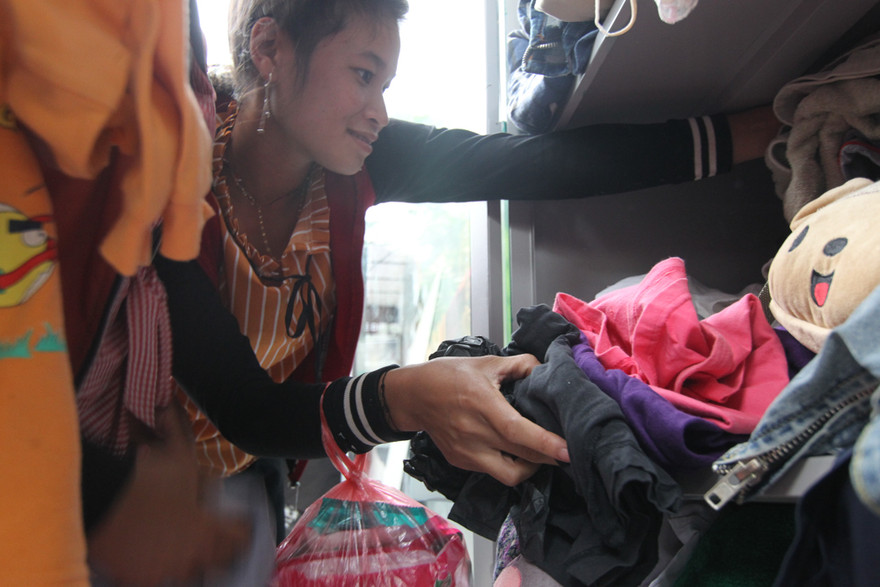 Mang bao tải đi nhận quần áo 0 đồng trong ngày Hà Nội giá rét