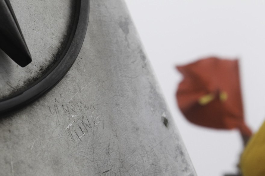 Chi chít vết khắc tên lên chóp inox 'nóc nhà Đông Dương'