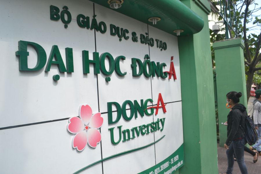 Trao học bổng cho nữ sinh viên là con gái người phụ nữ dũng cảm đã cứu sống học sinh 