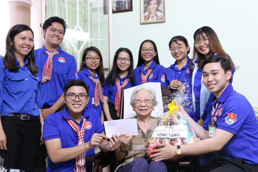 Khi còn trẻ cứ cống hiến hết mình 