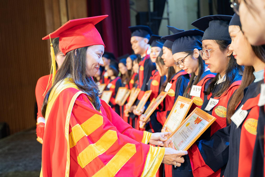 Sinh viên trường ĐH Ngoại ngữ Tin học TP. HCM thắc mắc về khoản phí cho lễ tốt nghiệp