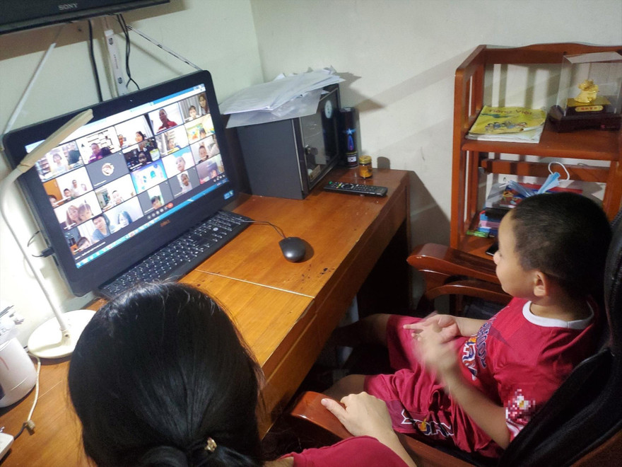 Phụ huynh chật vật trông con học lớp 1 học trực tuyến