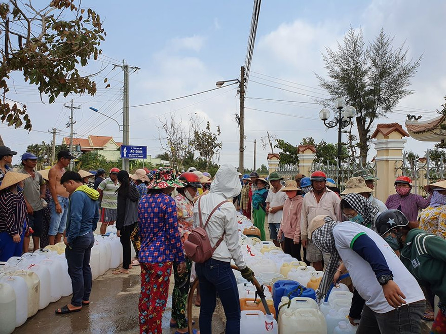 Tình nguyện viên tiếp nước sạch cho người dân miền Tây