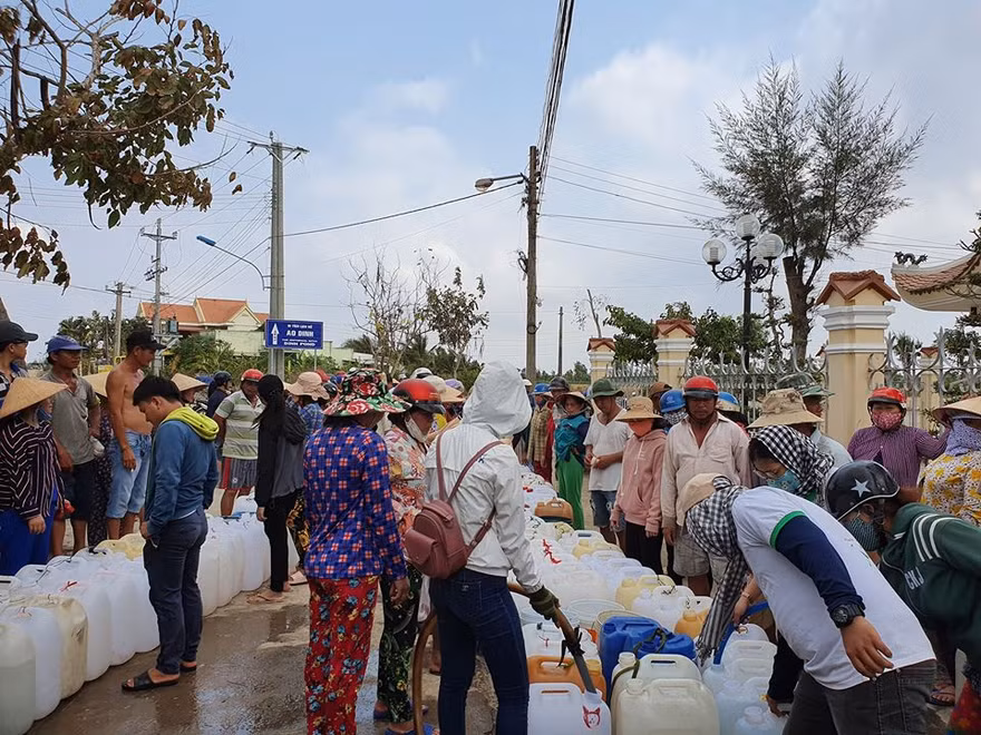 Tình nguyện viên tiếp nước sạch cho người dân miền Tây