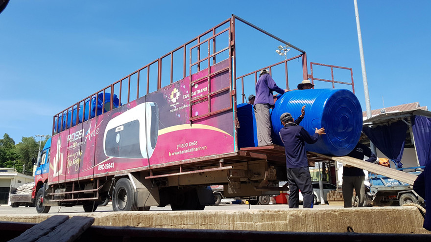 Xe của Tập đoàn Tân Á Đại Thành chở quà tặng là bồn nước cho chiến sỹ, nhân dân đảo Lý Sơn 