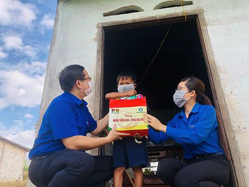 Trao tặng sách giáo khoa cho các em thiếu nhi vùng dân tộc thiểu số.