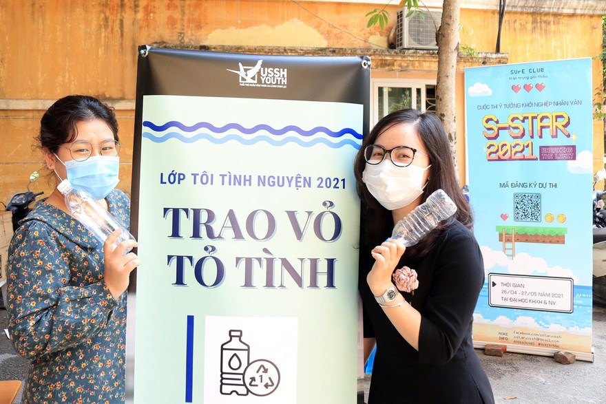 Chị Nguyễn Bích Đào – Chủ tịch Hội Sinh viên trường và chị Phạm Thùy Phương – Nguyên Phó chủ tịch Hội Sinh viên trường hưởng ứng phong trào.