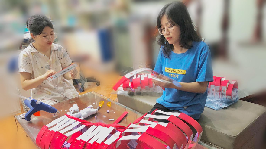 Sinh viên trường ĐH Phenikaa tình nguyện làm tấm chắn giọt bắn tặng cho lực lượng tuyến đầu chống dịch.