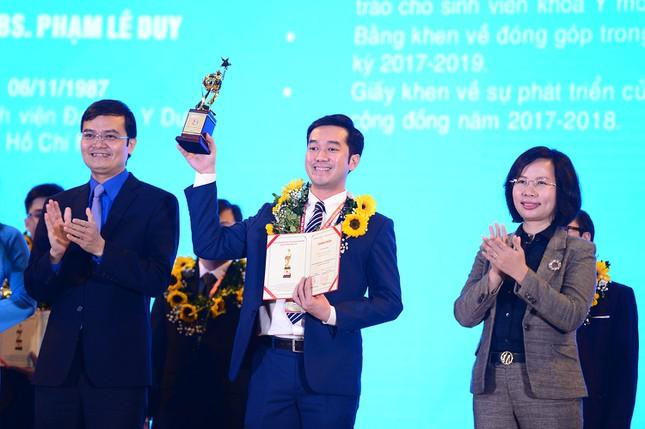 Bí thư thường trực T.Ư Đoàn, Chủ tịch T.Ư Hội Sinh viên Việt Nam Bùi Quang Huy trao Giải thưởng khoa học công nghệ thanh niên Quả Cầu Vàng cho các tài năng trẻ xuất sắc.