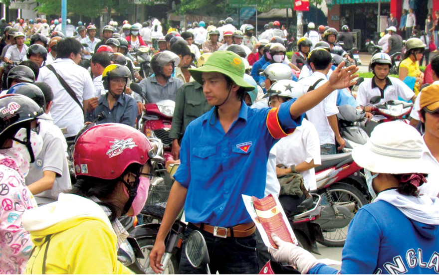 Lực lượng thanh niên tình nguyện tham gia hỗ trợ, phân luồng giao thông. Ảnh: BTC