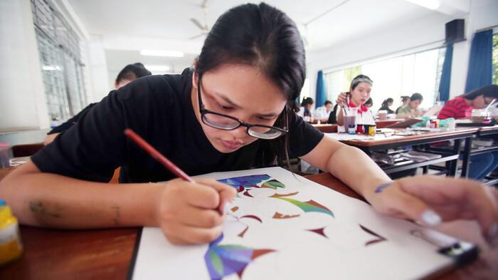 Thí sinh tham dự thi năng khiếu vẽ vào trường ĐH Mở Hà Nội.
