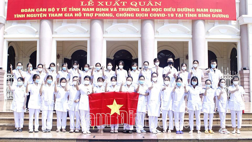 113 cán bộ, giảng viên, sinh viên, đại diện cho ngành Y tế tỉnh Nam Định lên đường tham gia hỗ trợ phòng, chống dịch COVID-19 tại tỉnh Bình Dương.