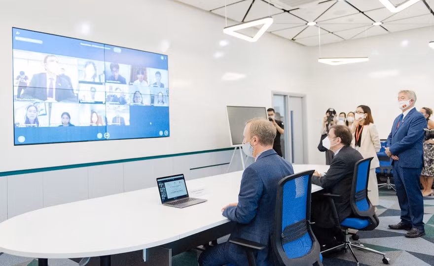 Các vị khách đã đến thăm các phòng học như: Phòng học công nghệ (Innovative Lab), Phòng ghi hình chuyển động (Motion Capture studio), Phòng thực hành dịch vụ nhà hàng (Learning Kitchen), Phòng máy tính (CGDP Lab), Phòng họp (Multipurpose Room) và giảng đường lớn.