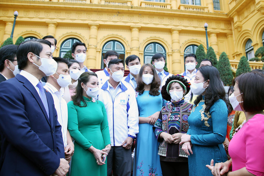 Phó Chủ tịch nước Võ Thị Ánh Xuân (hàng đầu, thứ 3 từ trái sang trong ảnh) trò chuyện với các thầy, cô giáo tham gia chương trình “Chia sẻ cùng thầy cô” năm 2021. Ảnh: LÂM ĐĂNG HẢI