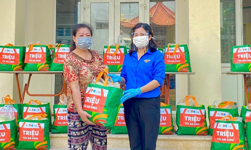 Đại diện Ban tổ chức trao quà tới người dân khó khăn trên địa bàn TP. Hà Nội.