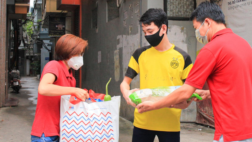 Sinh viên Đại học Bách khoa nhận những hỗ trợ nhu yếu phẩm. 