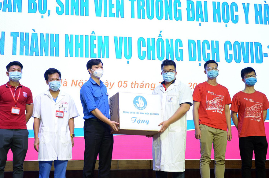 Anh Nguyễn Minh Triết - Phó Chủ tịch thường trực T.Ư Hội Sinh viên Việt Nam trao, tặng nhu yêu phẩm cho đại diện đoàn sinh viên tình nguyện trường ĐH Y Hà Nội tham gia hỗ trợ Bình Dương chống dịch COVID-19.