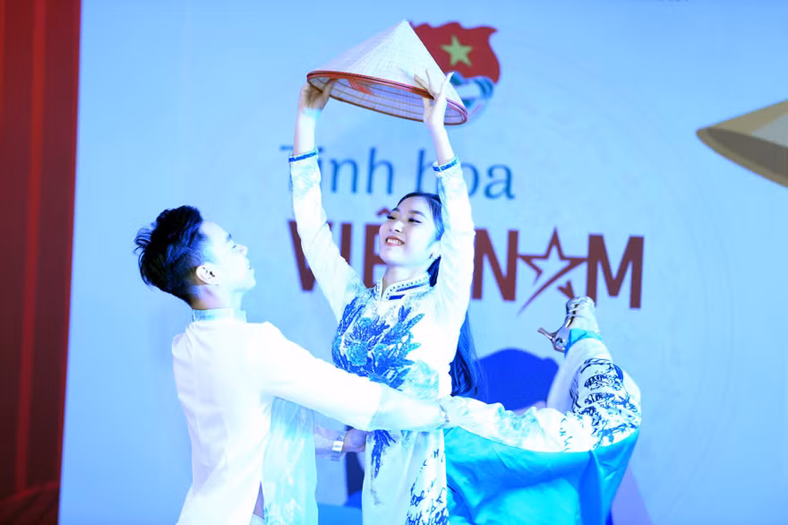 Nữ sinh người Mường giành giải nhất cuộc thi 'Tinh hoa Việt Nam'
