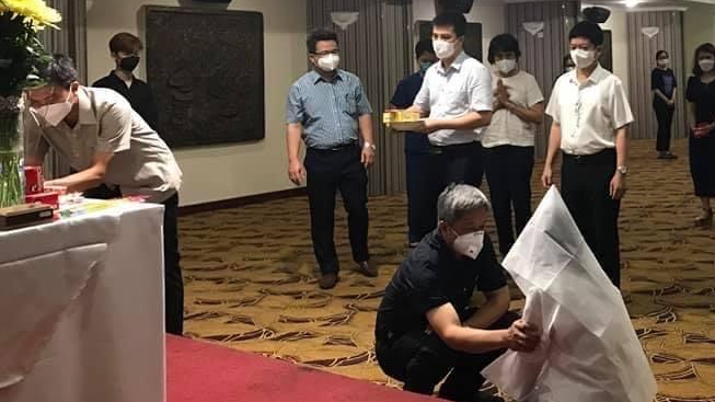 Thứ trưởng Bộ Y tế Nguyễn Trường Sơn cùng đoàn công tác Bộ Y tế thường trực tại TP. HCM cùng đại diện Sở Y tế TP. HCM động viên thăm hỏi nữ sinh tình nguyện.