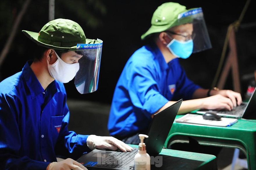 Tình nguyện viên tham gia hỗ trợ công tác phòng, chống dịch COVID-19. Ảnh: DƯƠNG TRIỀU