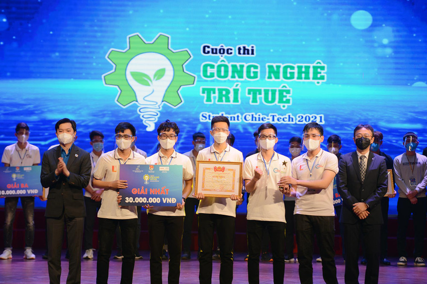 Bí thư T.Ư Đoàn Nguyễn Minh Triết (ngoài cùng bên trái) trao giải nhất cho đội The Cim Light, thuộc ĐH Bách khoa Hà Nội. Ảnh: DƯƠNG TRIỀU