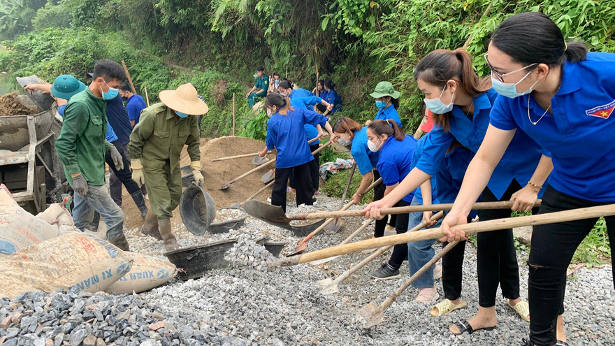 Đoàn viên, thanh niên Bắc Kạn xây mới cầu Nà Búng nhân dịp ra quân “Ngày cao điểm tình nguyện chung tay xây dựng nông thôn mới”.
