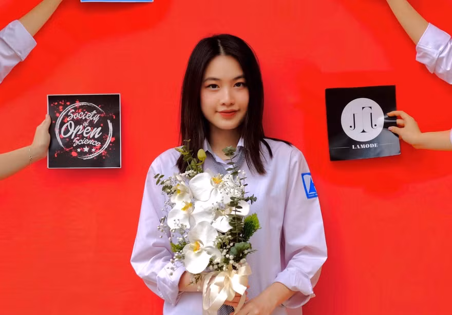 Nguyễn Yến Lan, cựu học sinh chuyên Anh, trường THPT chuyên Hà Nội – Amsterdam xuất sắc giành học bổng 7 tỷ đồng của Đại học Pennsylvania (Mỹ).