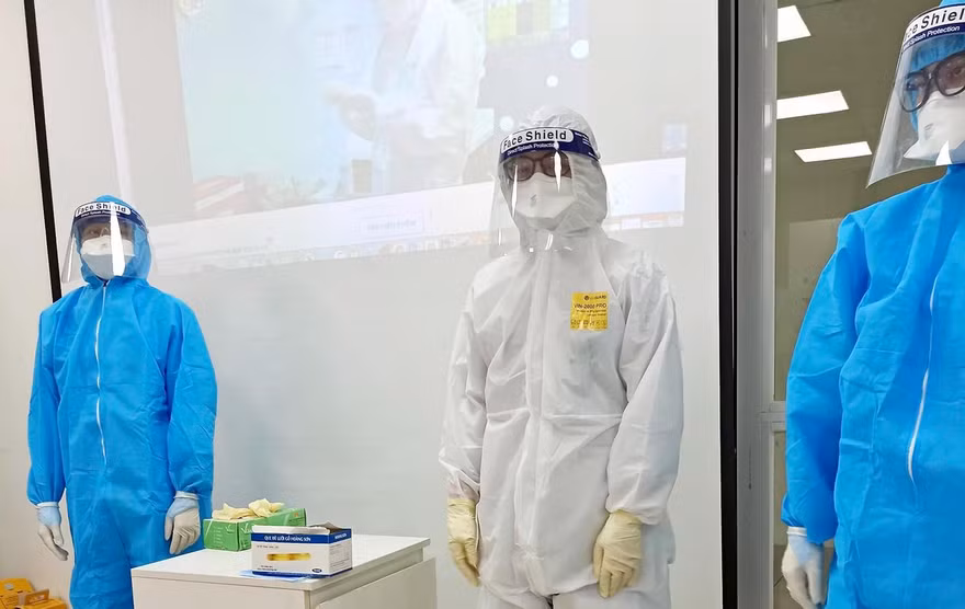 19 sinh viên trường ĐH Y tế Công cộng lên đường tới tâm dịch Bắc Giang.