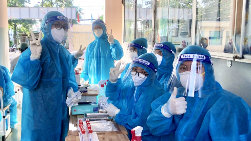 Tình nguyện viên tham gia công tác hỗ trợ phòng chống dịch COVID-19.