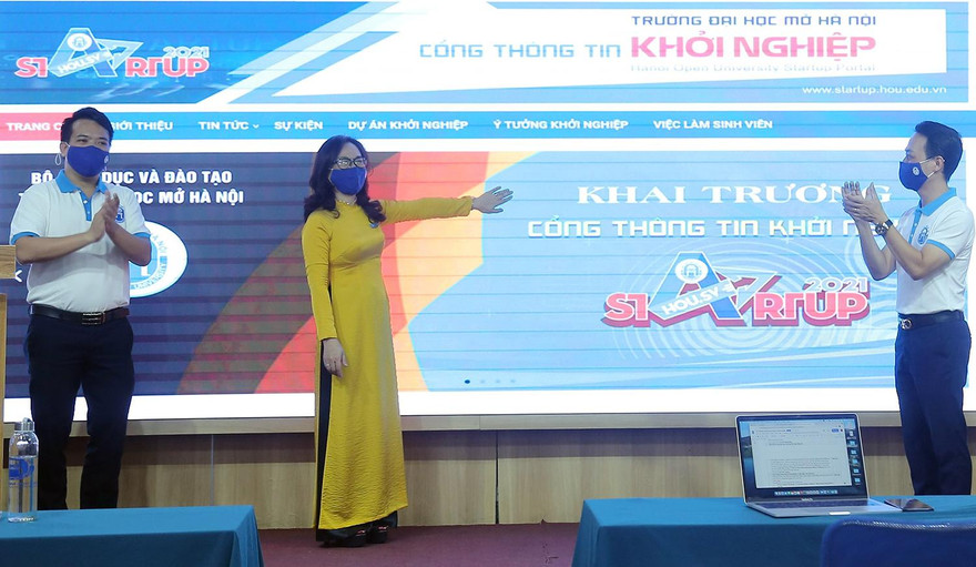 Các thầy cô nhấn nút khai trương Cổng thông tin khởi nghiệp HOU