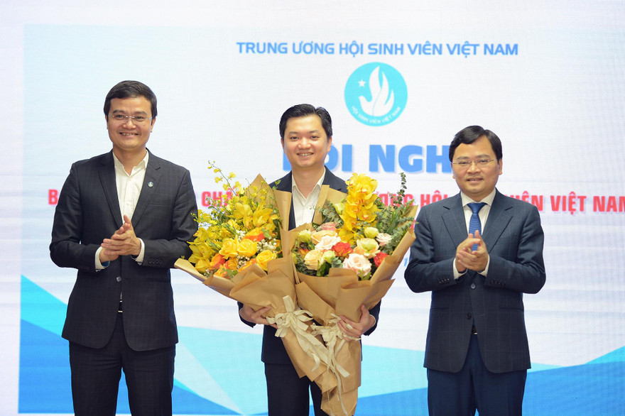 Anh Nguyễn Anh Tuấn - Ủy viên T.Ư Đảng, Bí thư thứ nhất T.Ư Đoàn và anh Bùi Quang Huy - Ủy viên dự khuyết T.Ư Đảng, Bí thư thường trực T.Ư Đoàn tặng hoa chúc mừng anh Nguyễn Minh Triết - Bí thư T.Ư Đoàn, tân Chủ tịch T.Ư Hội Sinh viên Việt Nam.