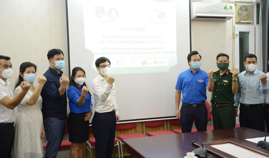 Trao tặng vật tư y tế tới tình nguyện viên tham gia phòng, chống dịch COVID-19