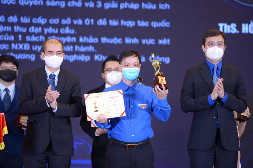 Anh Bùi Quang Huy (ngoài cùng bên phải) trao Giải thưởng Khoa học công nghệ Quả cầu Vàng 2021 tặng 5 tài năng trẻ tiêu biểu có mặt tại buổi lễ. Ảnh: DƯƠNG TRIỀU