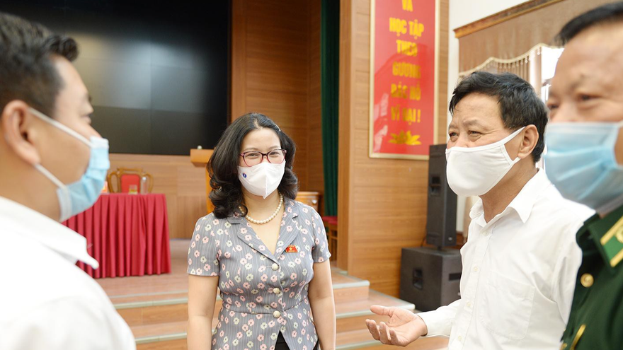 GS. TS Nguyễn Thị Lan trao đổi với cử tri huyện Quốc Oai tại buổi tiếp xúc cử tri.