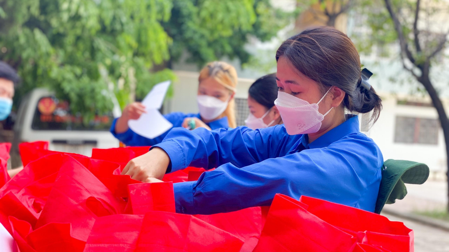 Tiếp sức sinh viên áo xanh tham gia trực chốt ‘vùng xanh’