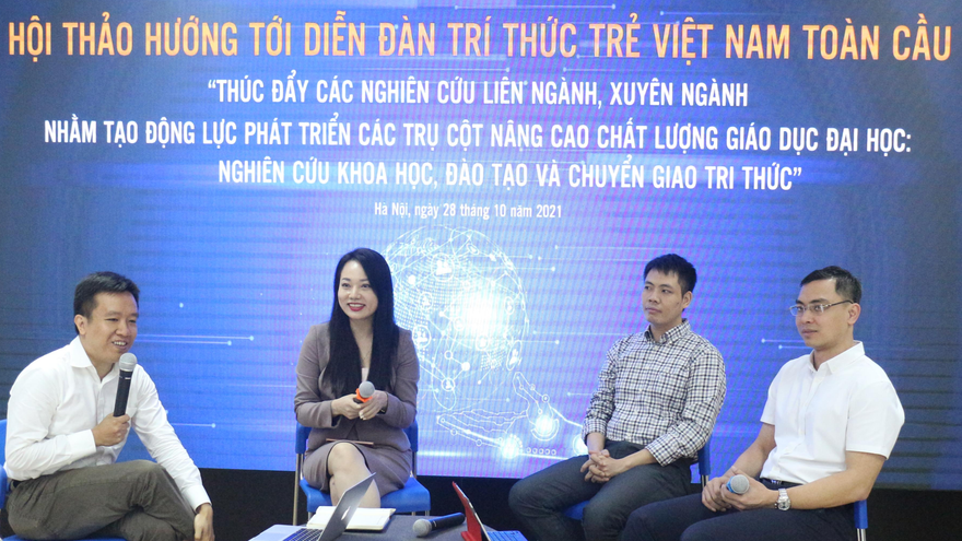 Các nhà khoa học trẻ trao đổi tại diễn đàn.