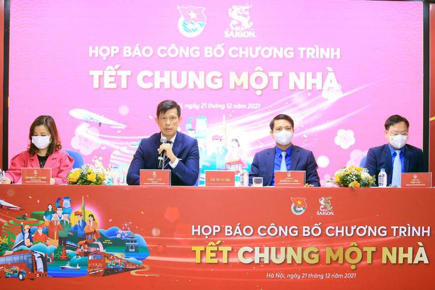 Ban Tổ chức chương trình 'Tết chung một nhà' tại Lễ phát động.