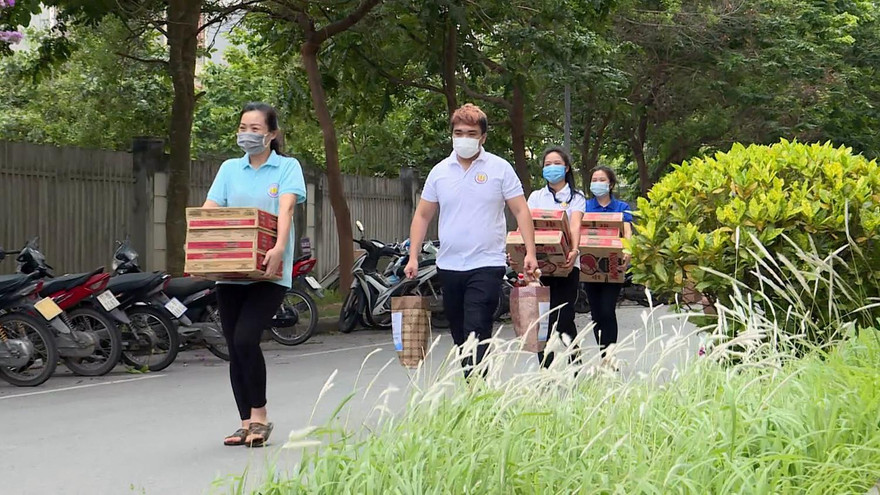 Gần 500 suất quà trị giá 250 triệu đồng được trao cho học sinh, sinh viên bị "mắc kẹt" trong khu vực phong toả tỉnh Bắc Ninh.