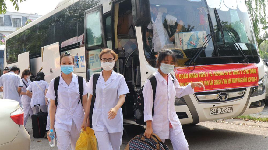 Trong đợt dịch này, với tinh thần "chống dịch như chống giặc", tương thân tương ái, thầy và trò trường ĐH Kỹ thuật Y tế Hải Dương tiếp tục lên đường chi viện cho 2 tỉnh Bắc Ninh và Bắc Giang phòng chống dịch COVID-19.