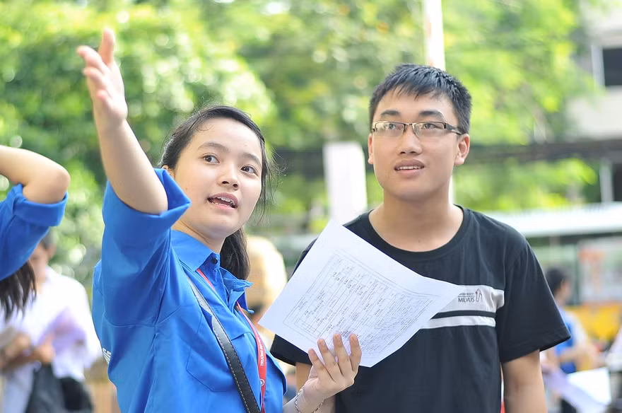 Sinh viên tình nguyện tham gia hỗ trợ chương trình Tiếp sức mùa thi.