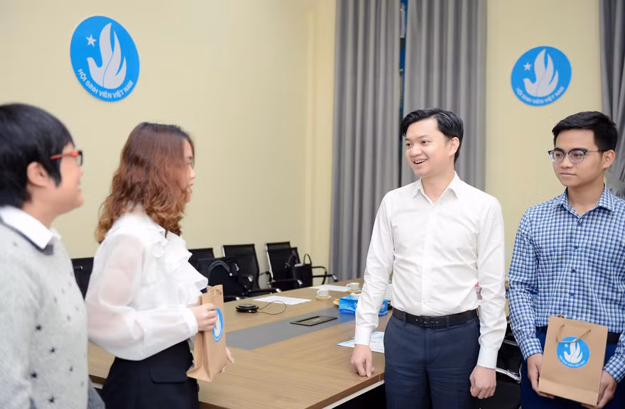 Anh Nguyễn Minh Triết - Bí thư T.Ư Đoàn, Phó Chủ tịch thường trực T.Ư Hội Sinh viên Việt Nam trao đổi với Ban thư kí Hội Sinh viên Việt Nam tại Thái Lan. Ảnh: DƯƠNG TRIỀU