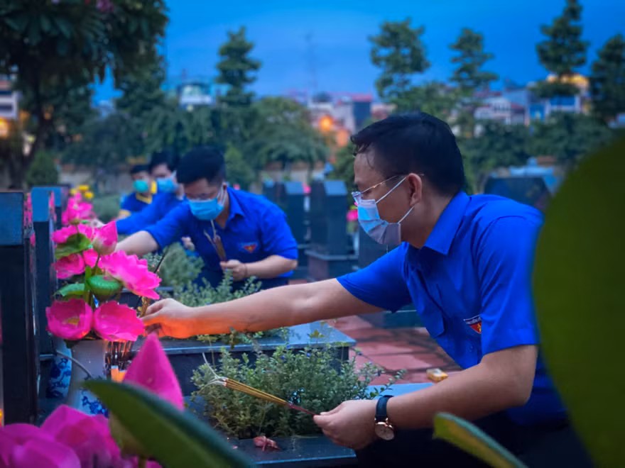 Tuổi trẻ Thủ đô thắp nến tri ân các anh hùng liệt sĩ
