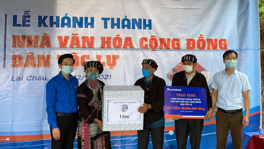 Tại chương trình, các đơn vị còn trao tặng thêm 30 triệu đồng để mua trang thiết bị cho nhà văn hóa.