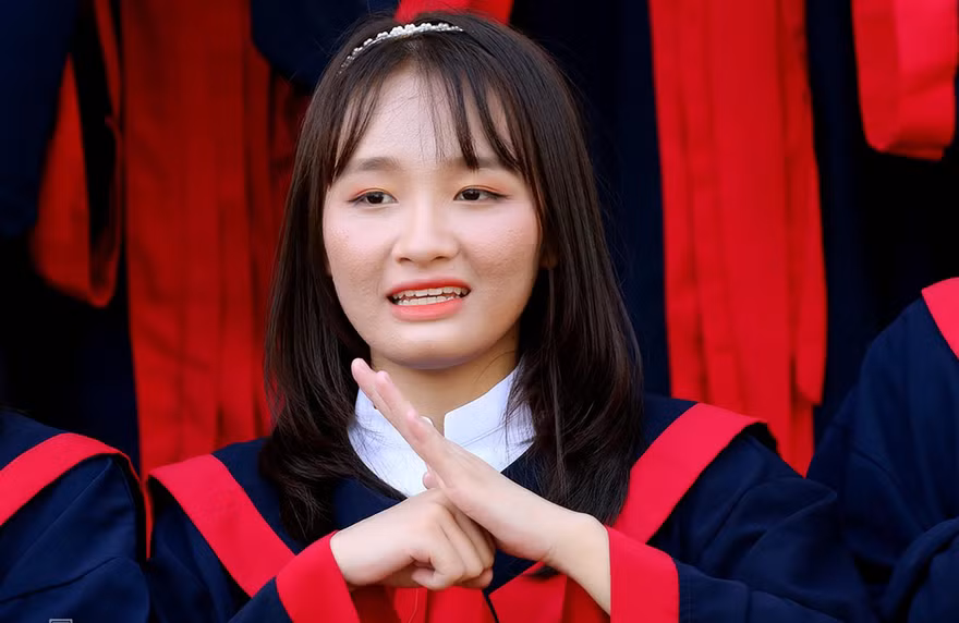 Võ Thị Kim Anh, học sinh lớp 12 Toán 1 của Trường THPT Chuyên Hà Tĩnh.