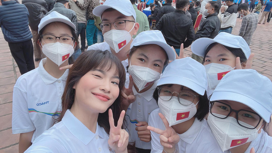 MC Mai Trang và học sinh trường THPT Bạch Đằng (Quảng Ninh).