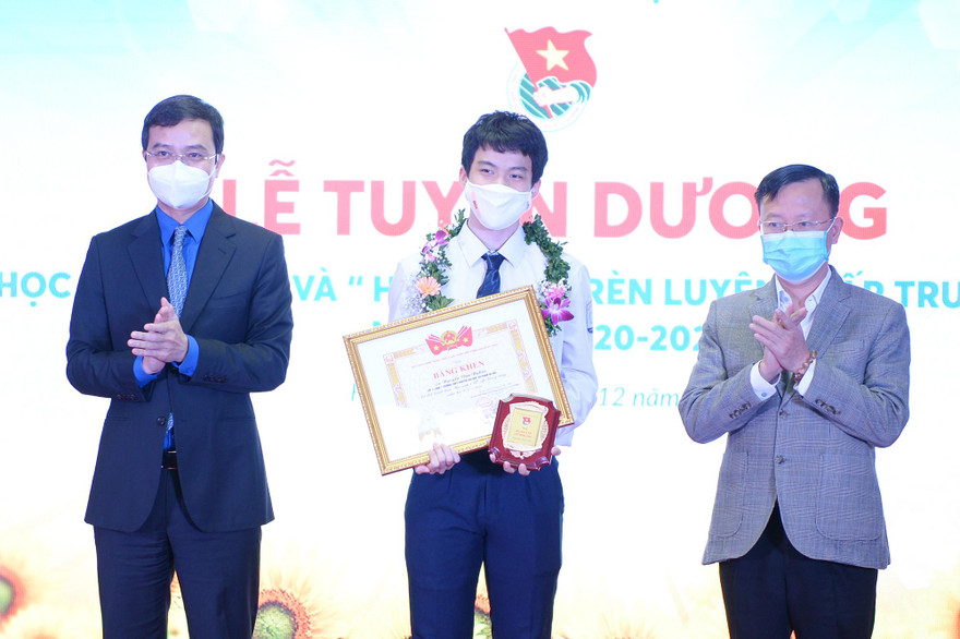 Anh Bùi Quang Huy - Uỷ viên dự khuyết T.Ư Đảng, Bí thư thường trực T.Ư Đoàn trao Bằng khen cho "Học sinh 3 tốt" cấp T.Ư năm 2021. Ảnh: DƯƠNG TRIỀU