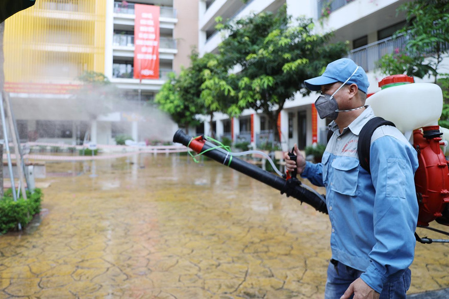 Phun khử khuẩn tại địa điểm thi tốt nghiệp THPT 2021, đợt 1.