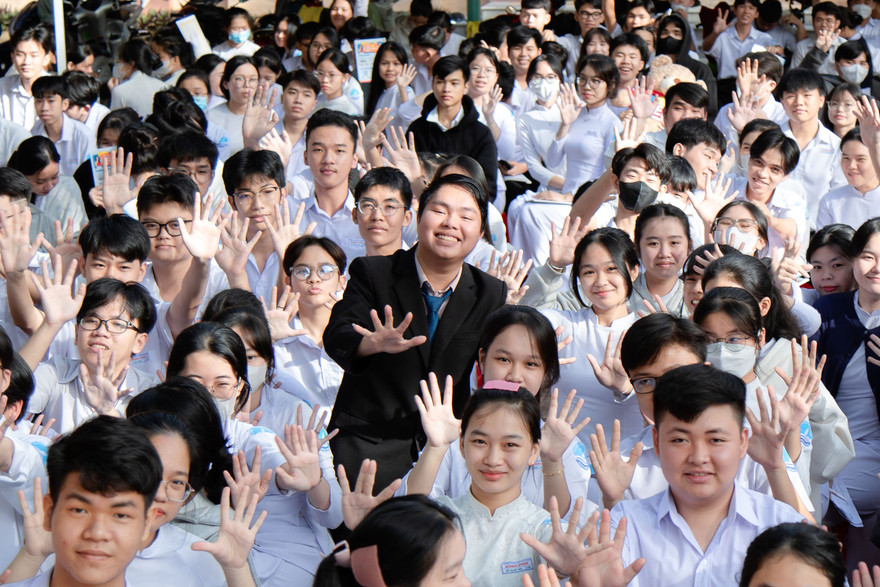 Người thầy ‘truyền lửa’ đam mê học tiếng Anh cho giới trẻ Bình Dương